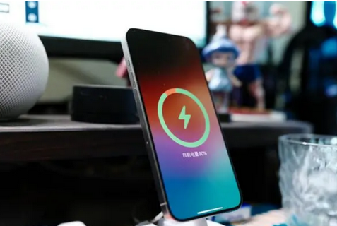 石峰苹果15换屏服务分享用什么充电器给iPhone15充电更好 